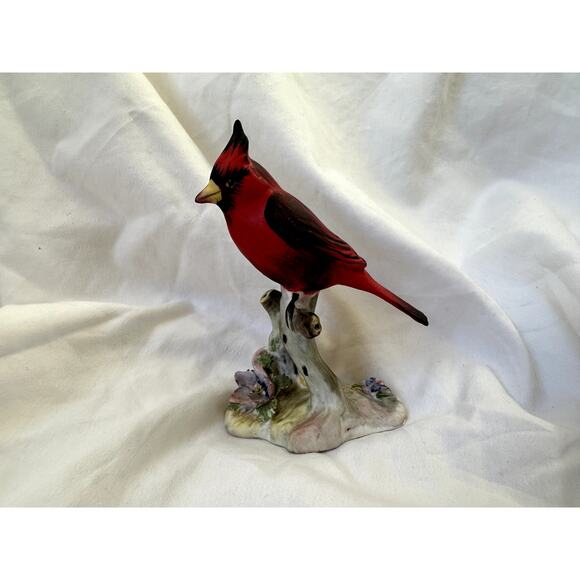 Cardinal Perched On Tree Trunk Royal Adderly Bone China 3.5" Staffordshire. - Picture 6 of 14